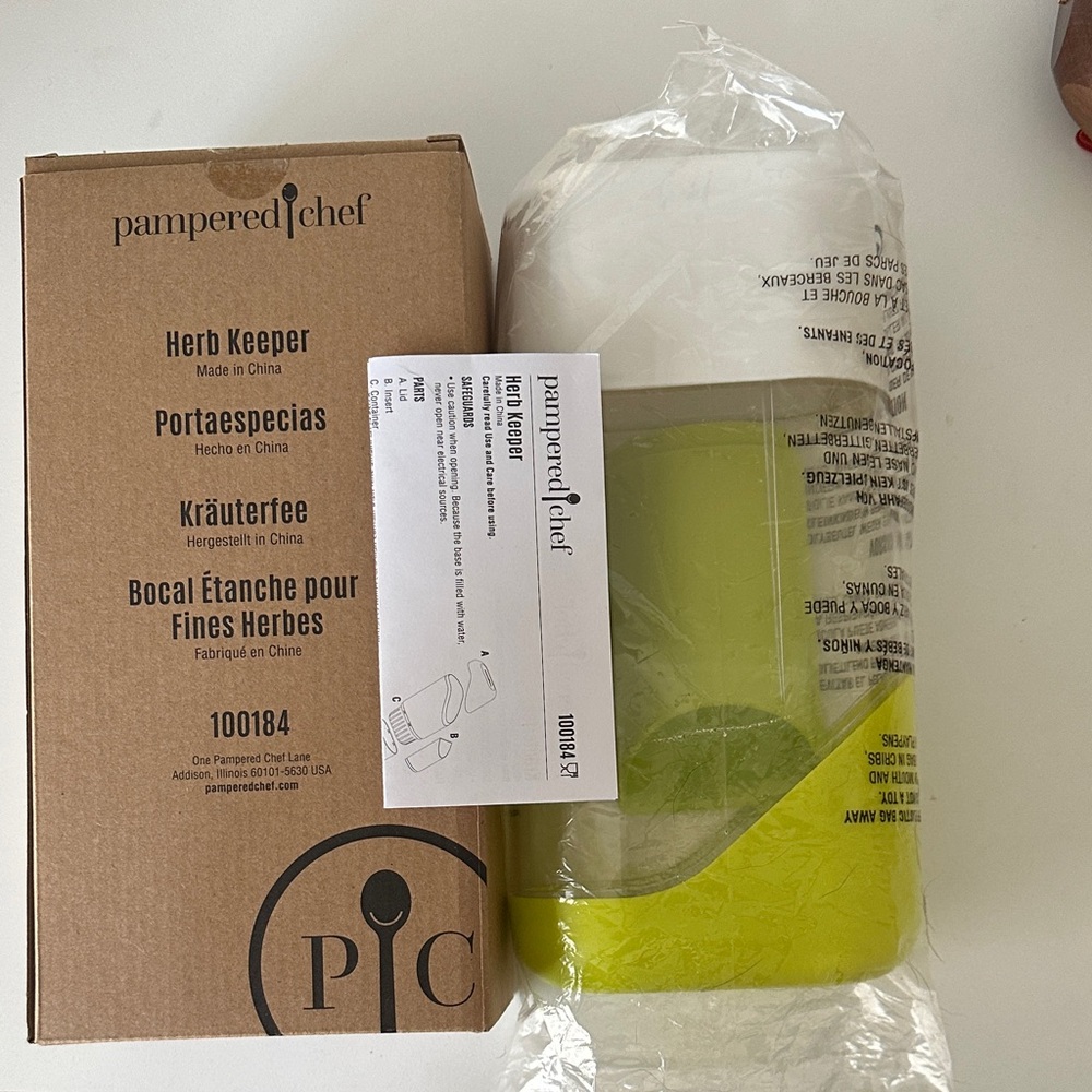 Pampered Chef Herb Keeper with White Lid and Green Base